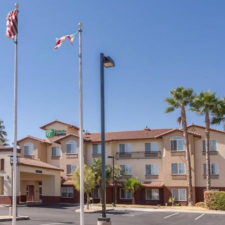 Holiday Inn Express Hotel & Suites Manteca By Ihg Екстериор снимка