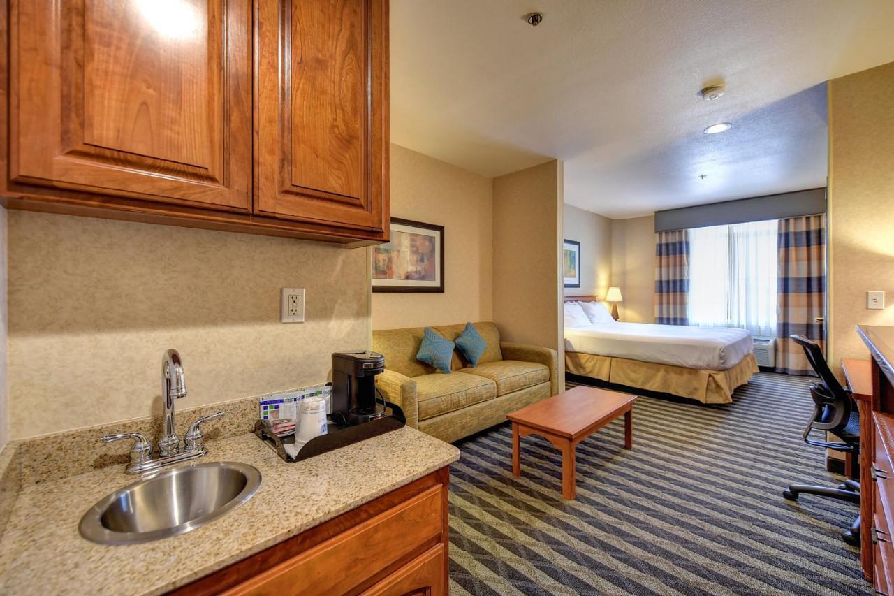 Holiday Inn Express Hotel & Suites Manteca By Ihg Стая снимка